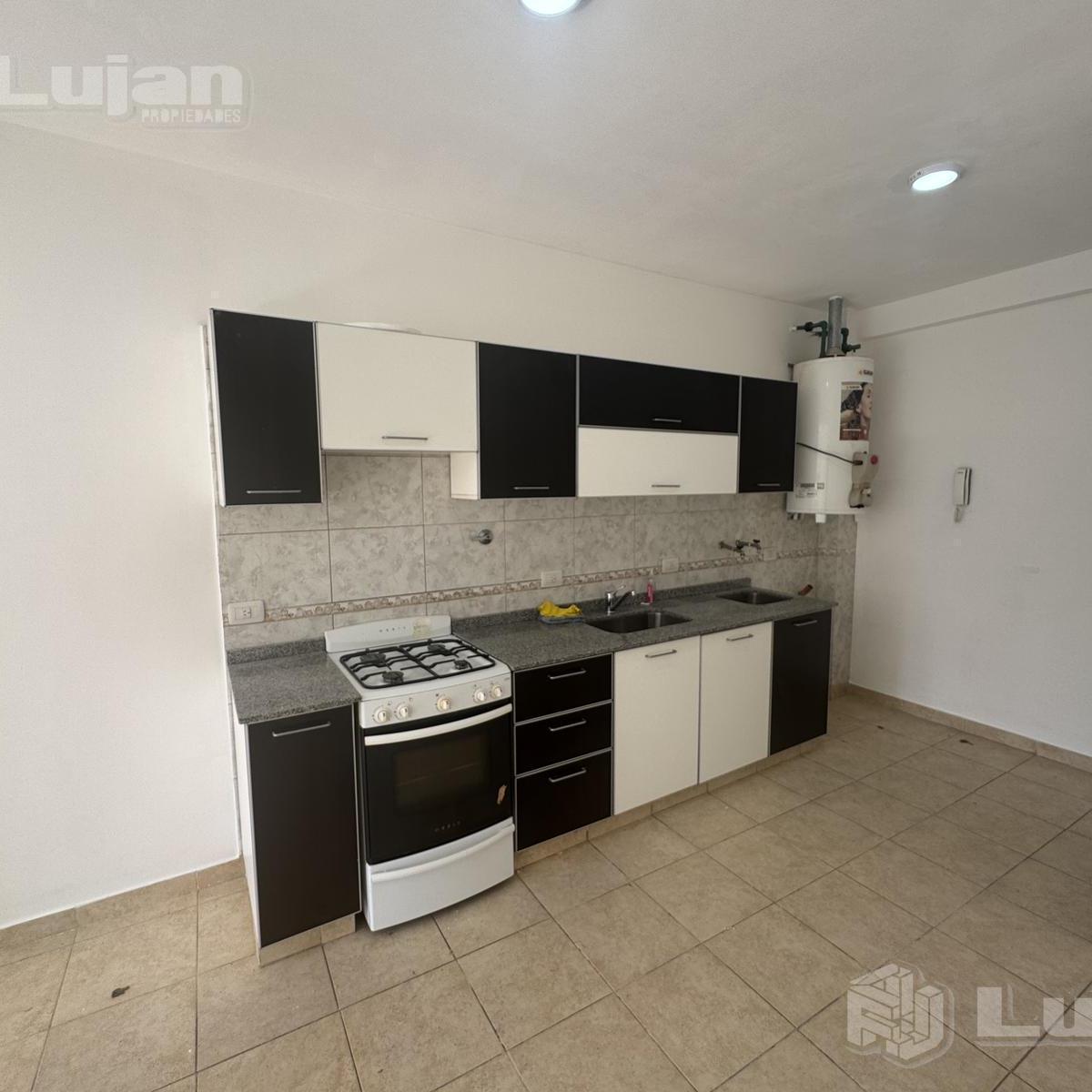 Departamento de 2 ambientes al frente en Parque Avellaneda