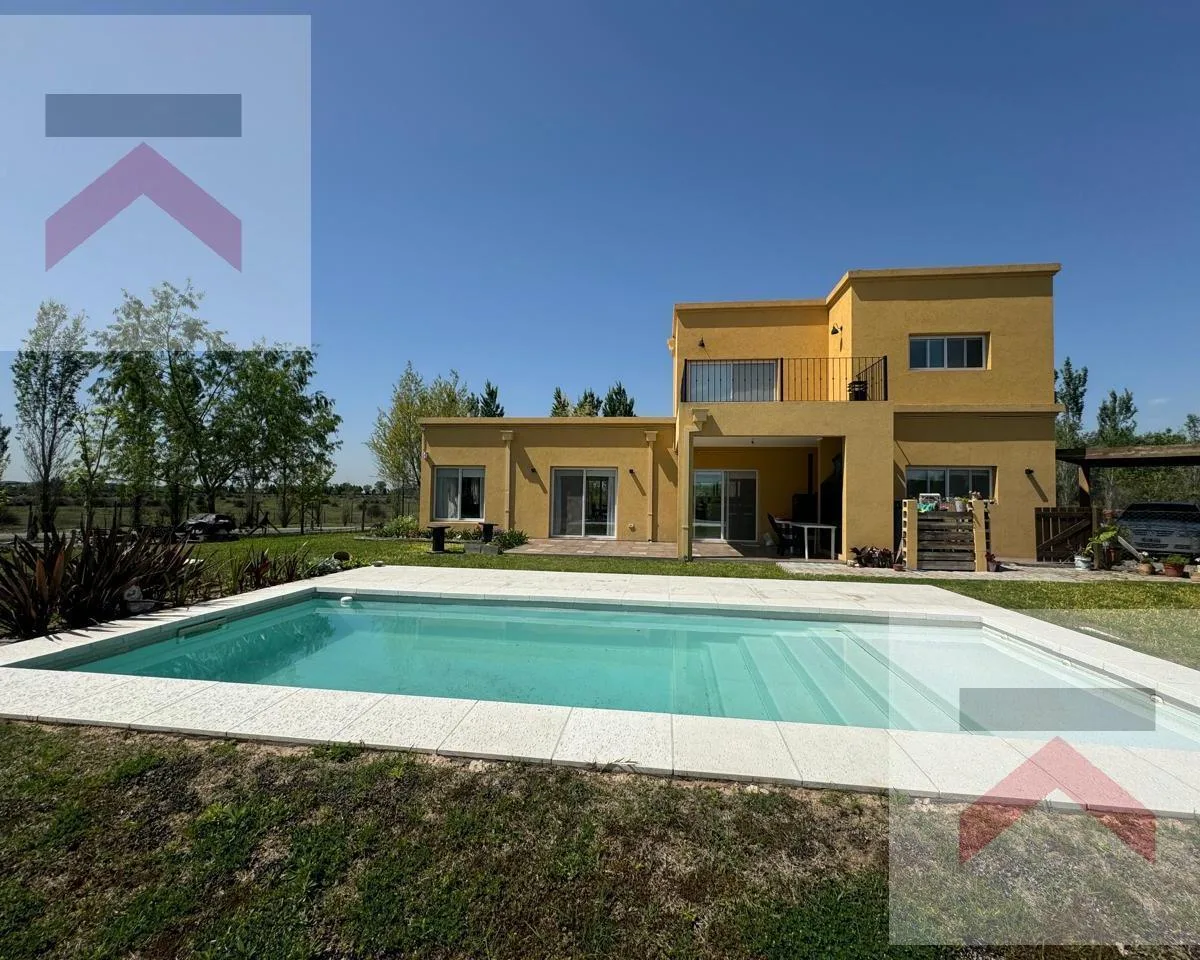 Three-bedroom house with pool in Chacras de la Reserva, Cardales