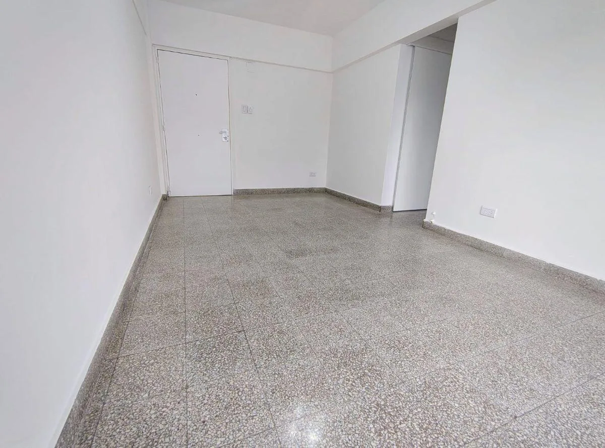 Departamento de 2 ambientes al frente en Balvanera con ABL incluido