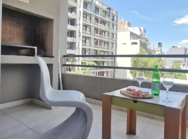 Kitnet mobiliada com varanda-terraço e área de churrasco em Colegiales