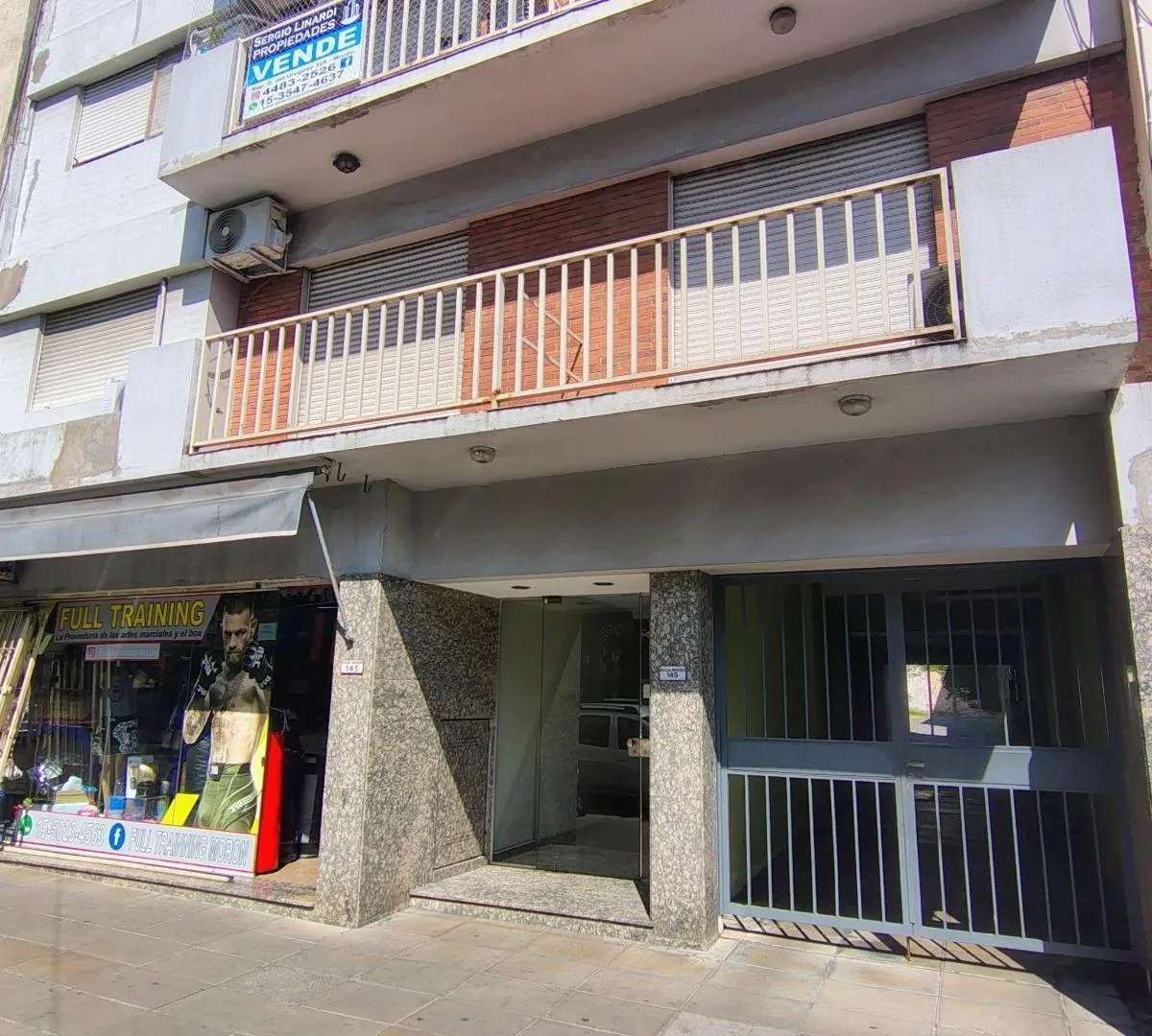 Kitnet de um ambiente com varanda no centro de Morón