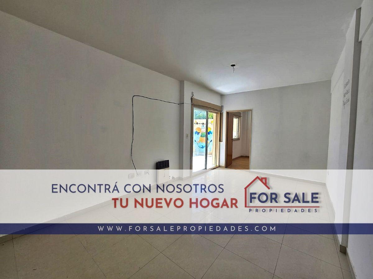 Apartamento de dois ambientes com dois pátios próprios em Monte Castro