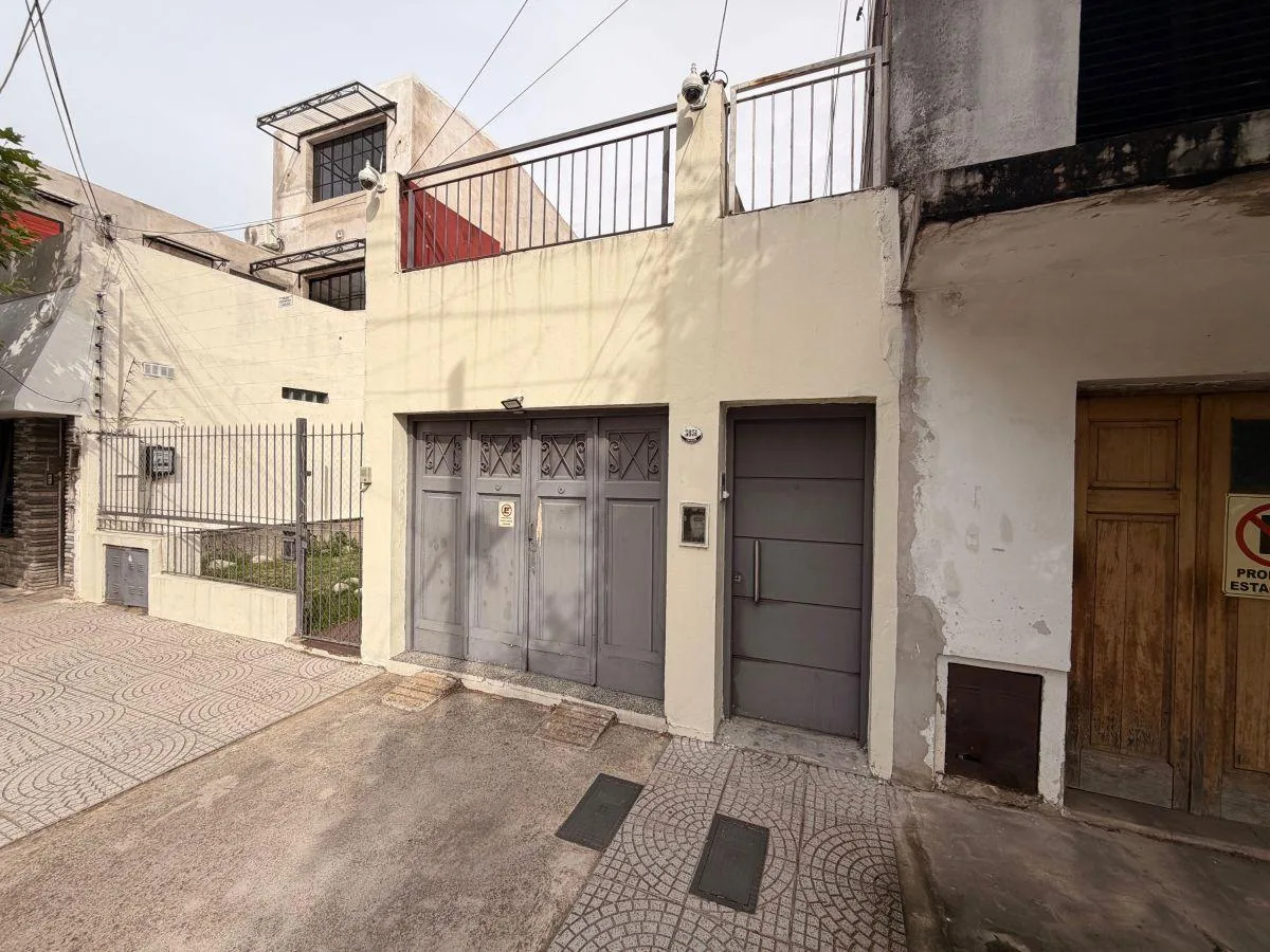 PH de 3 ambientes com pátio e área de churrasco em Lanús