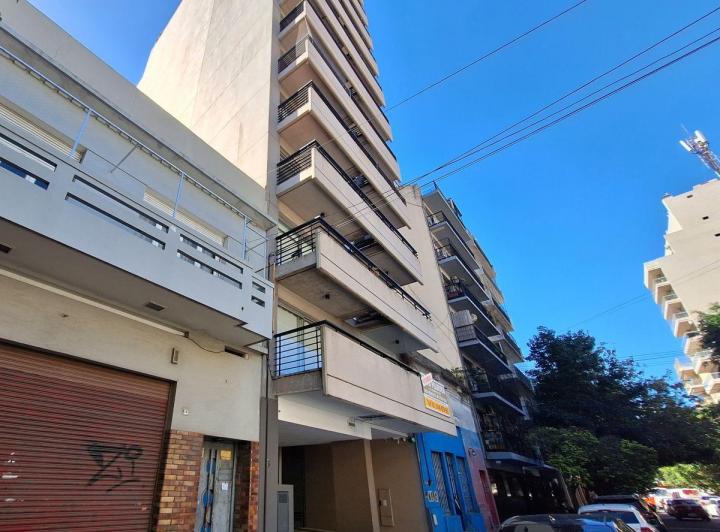 Apartamento de dois ambientes de frente com varanda em Villa General Mitre