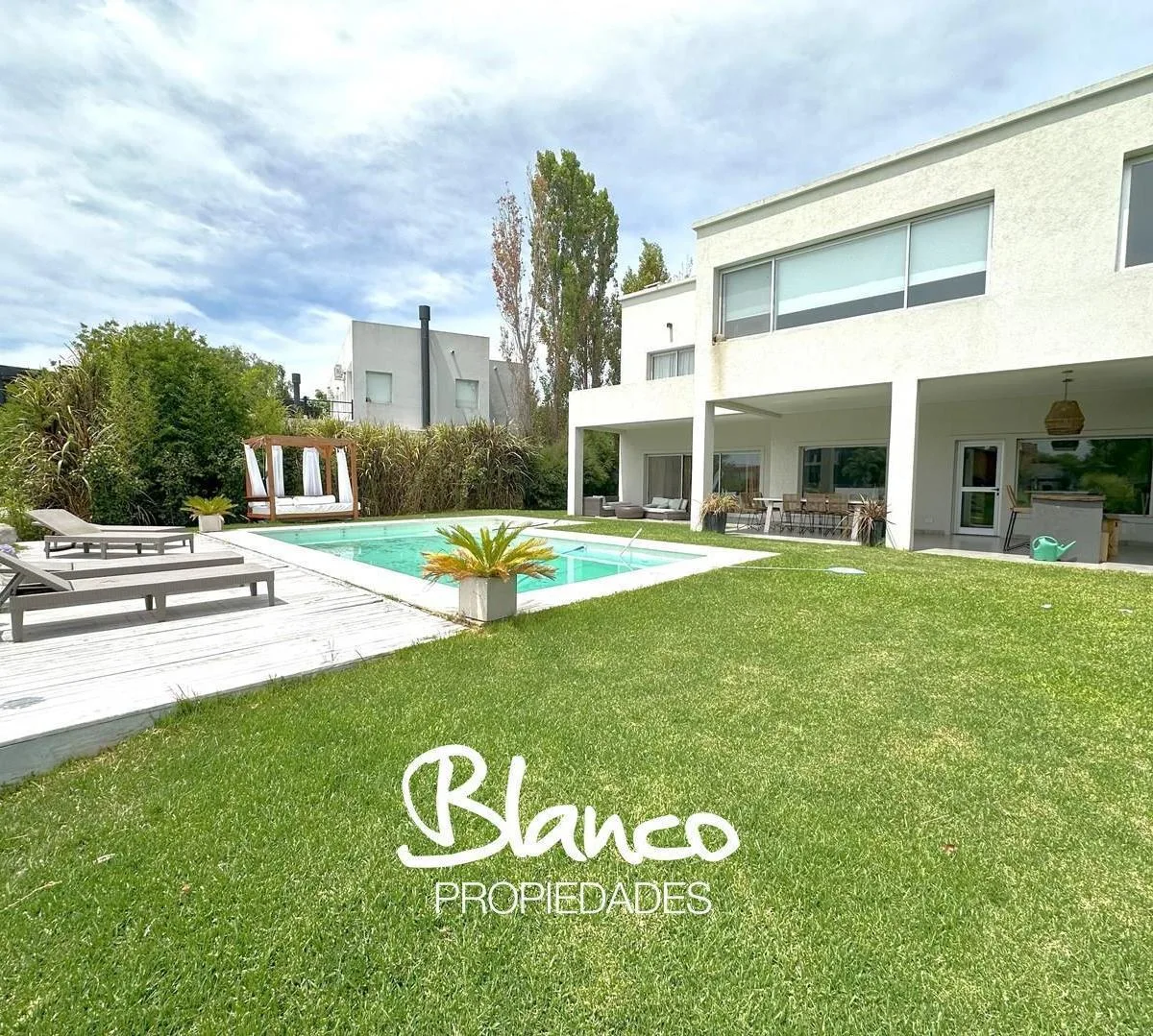 Casa mobiliada de 5 dormitórios em Tigre