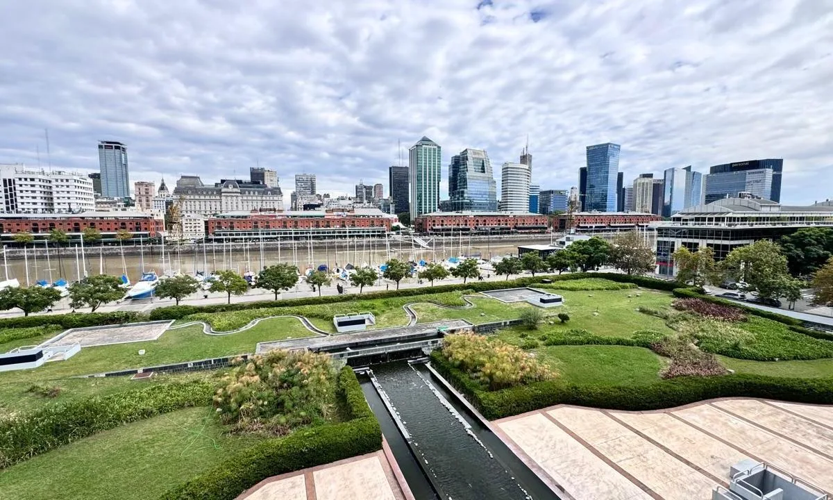 Five-room apartment with service quarters in Puerto Madero