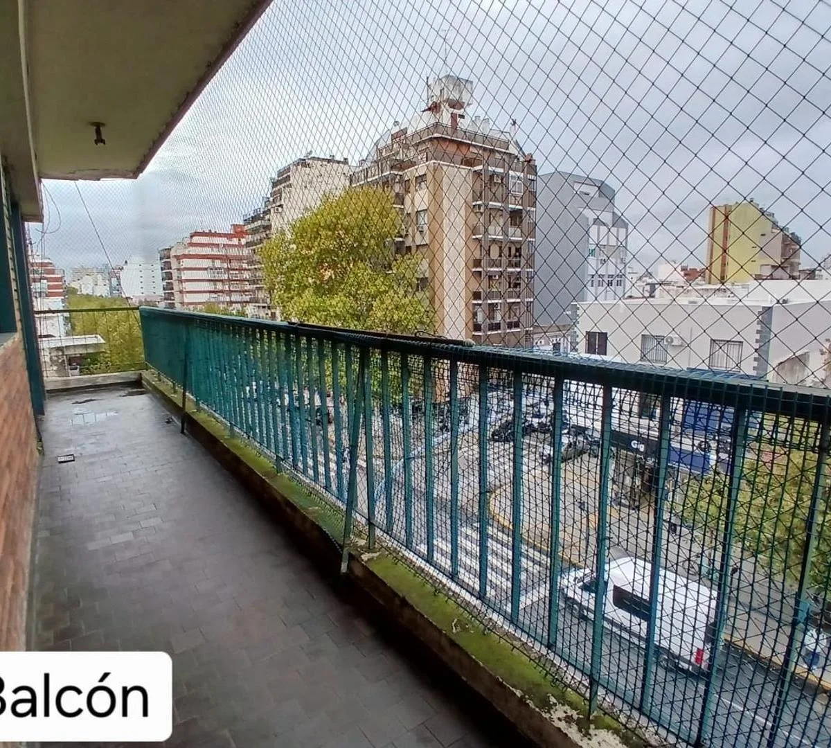 Departamento de 4 ambientes con dependencia y cochera en Floresta