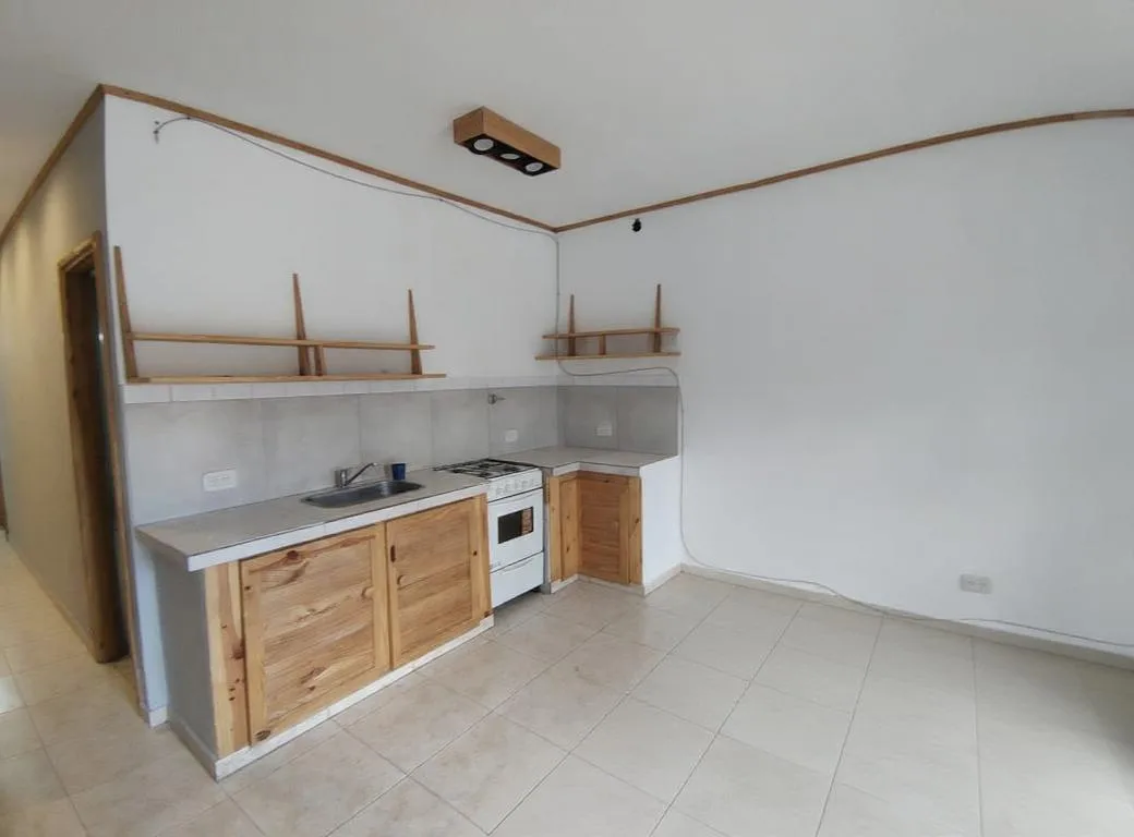 Alquiler Imperdible en San Justo: 2 Amb en Pb – Muebles de Madera y Dormitorio Amplio