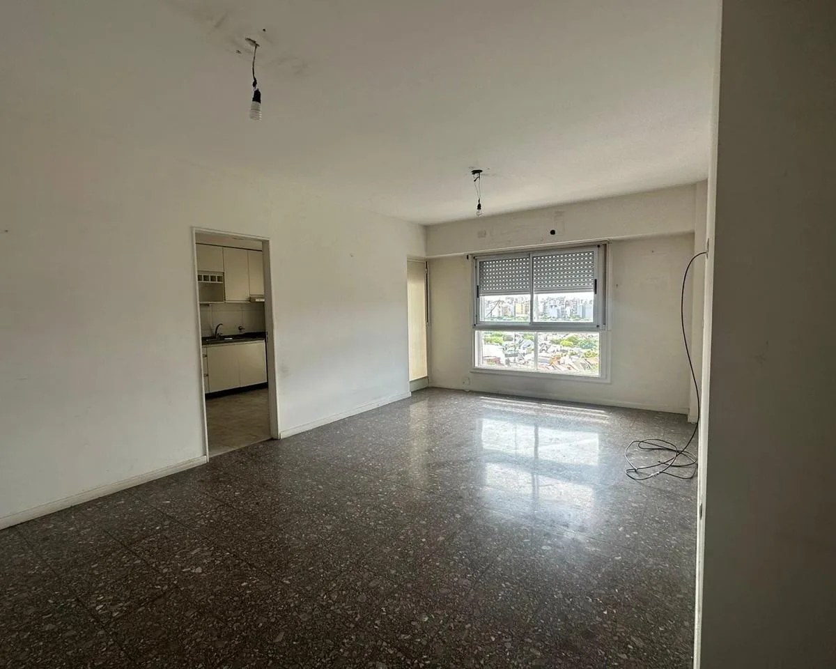 Departamento de 3 ambientes en piso alto en Parque Chacabuco