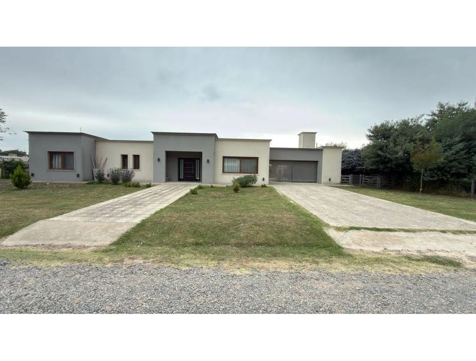 Four-bedroom house in Santa Irene, Comarcas de Luján