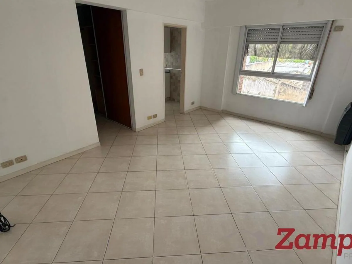 Apartamento de dois ambientes com vaga de garagem e varanda em Tigre