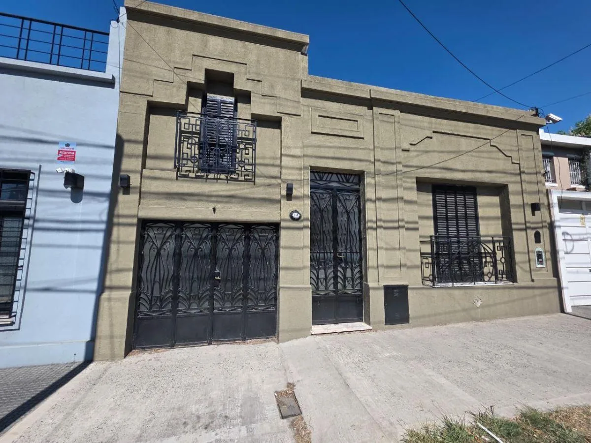 Refurbished older house in Morón with 4 bedrooms