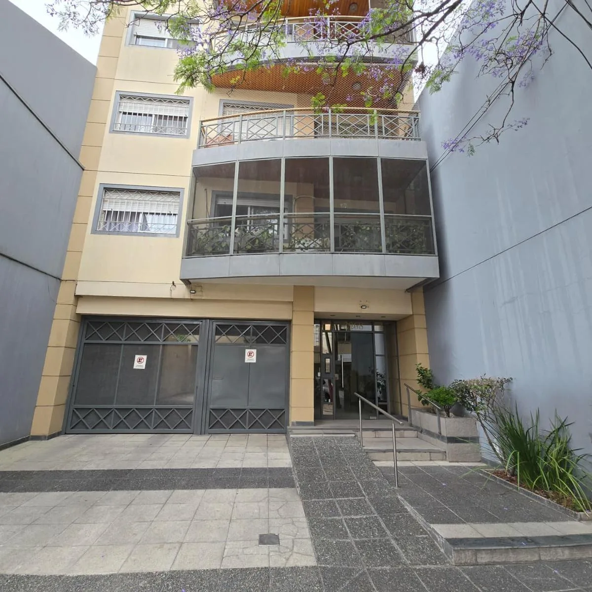 Apartamento de três ambientes com varanda de frente em Lanús Oeste