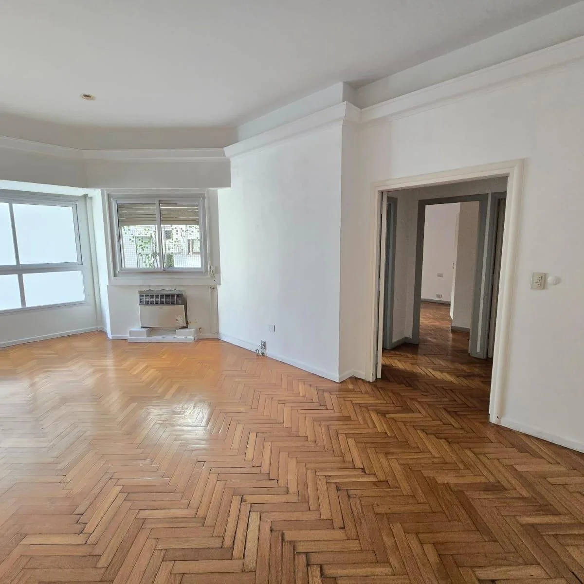 Three-room apartment with service quarter in Recoleta
