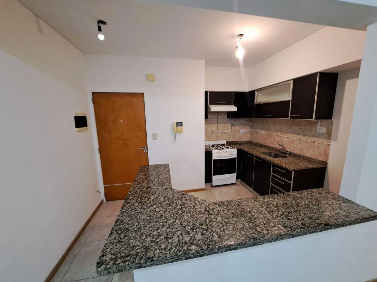 Двухкомнатная квартира с балконом и (закреплённым) парковочным местом в Mataderos