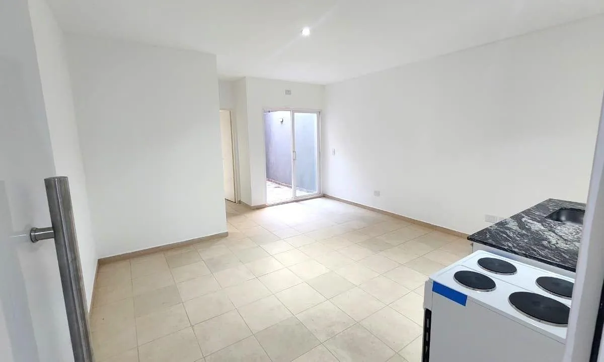 Apartamento de dois ambientes com 1 dormitório e pátio em Tres de Febrero