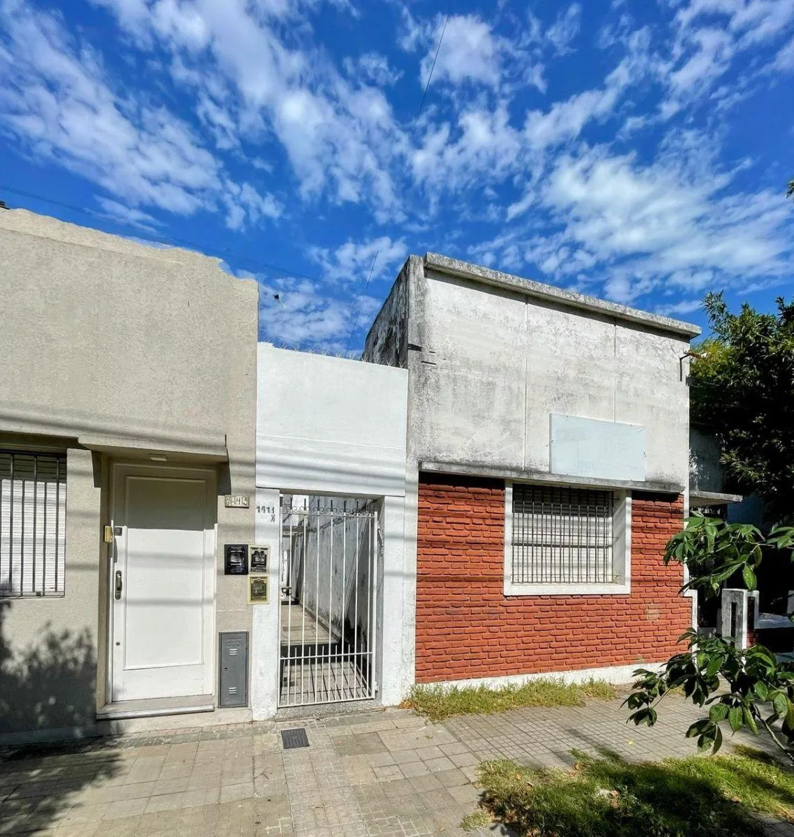 Departamento en Pb por Pasillo Descubierto, con Patio. Sin Expensas