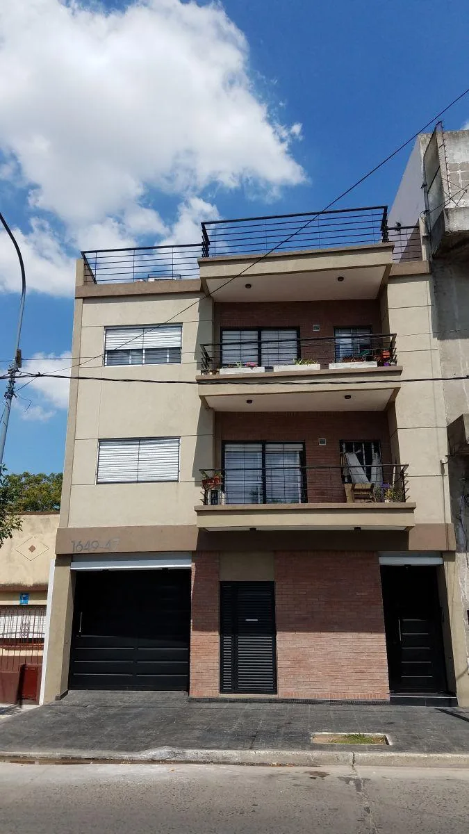 Apartamento de dois ambientes com terraço e área de churrasco em Lanús