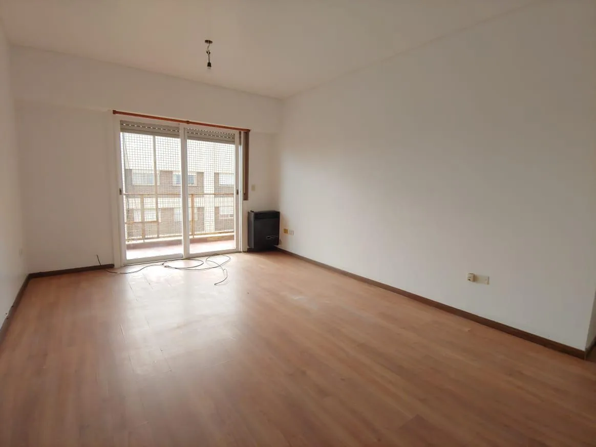 Apartamento de dois quartos com varanda e vaga fixa em Caballito