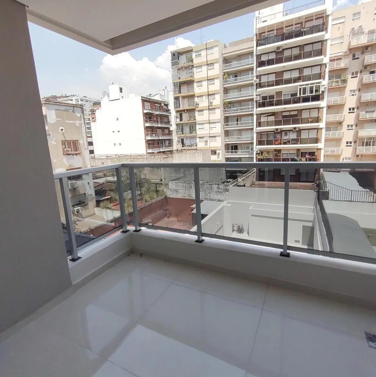 Apartamento de três ambientes com 2 dormitórios e vaga fixa em Belgrano