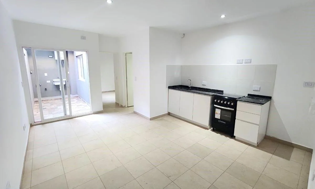 Apartamento de dois ambientes com 1 quarto e pátio em Tres de Febrero