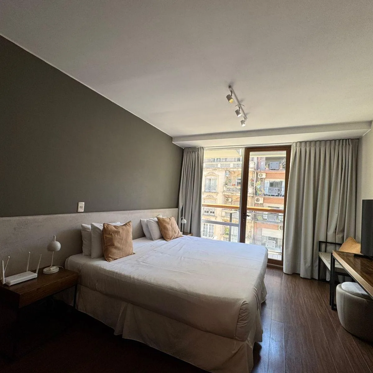 Kitnet mobiliada em Palermo Soho com piscina no prédio