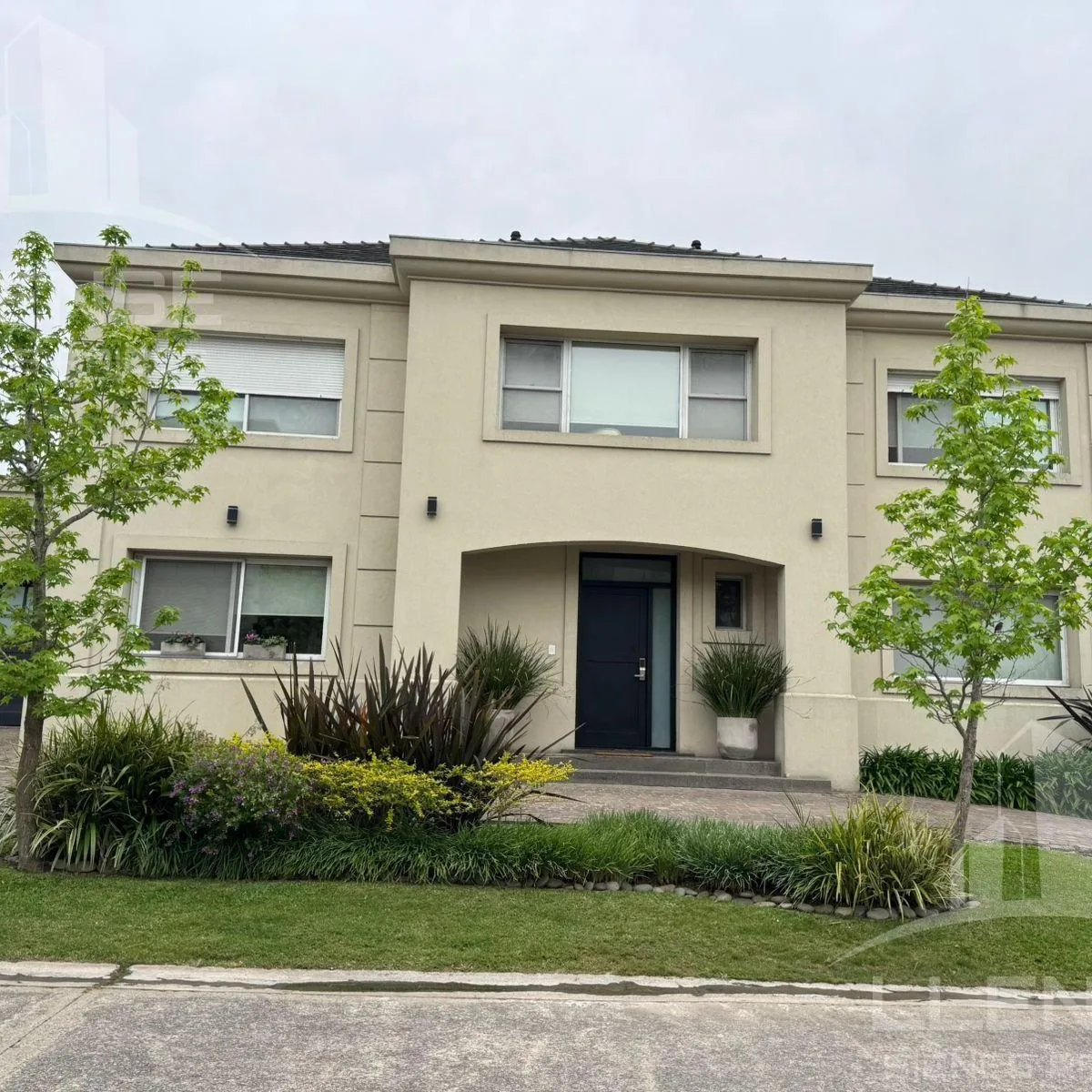 Дом с 7 спальнями, бассейном и террасой в Quilmes