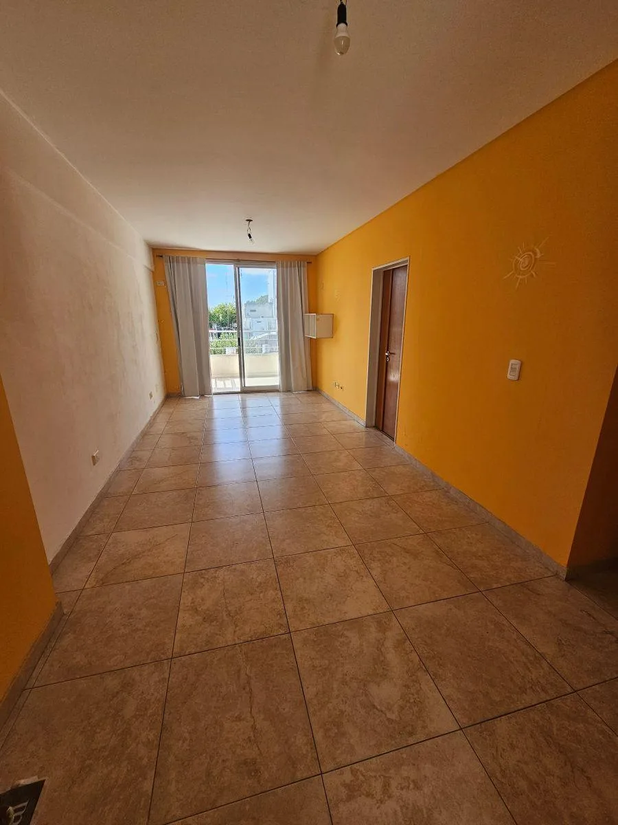 Monoambiente contrafrente con balcón y cochera en Villa Santa Rita