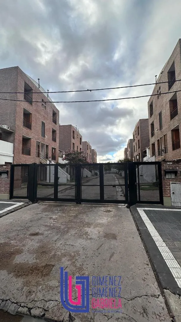 Apartamento com 2 dormitórios e pátio no bairro fechado