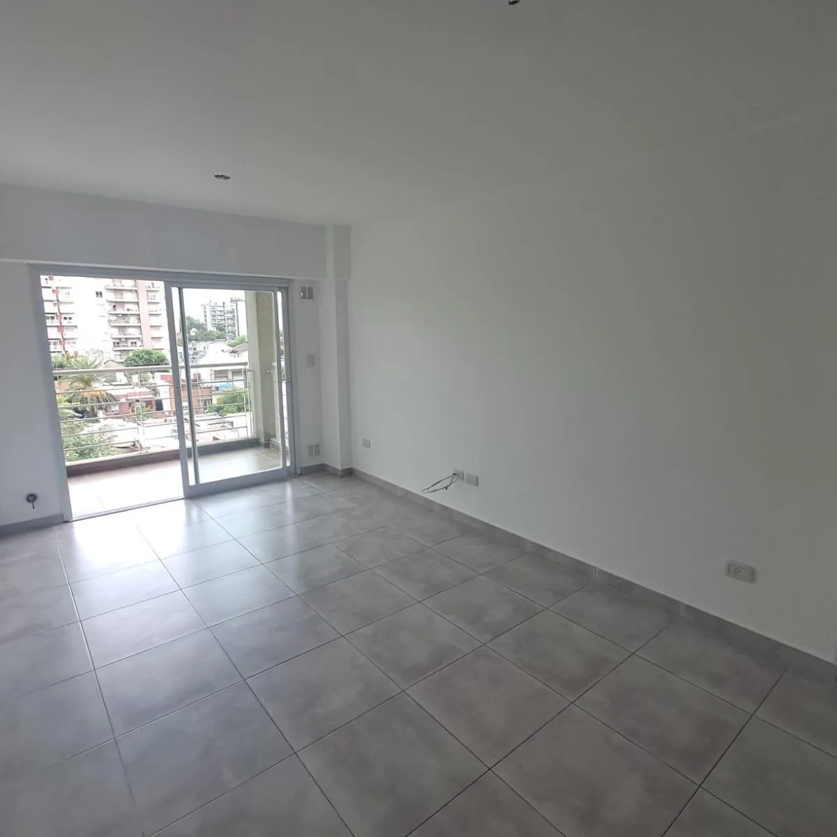 Departamento de 2 ambientes con balcón al contrafrente en Morón