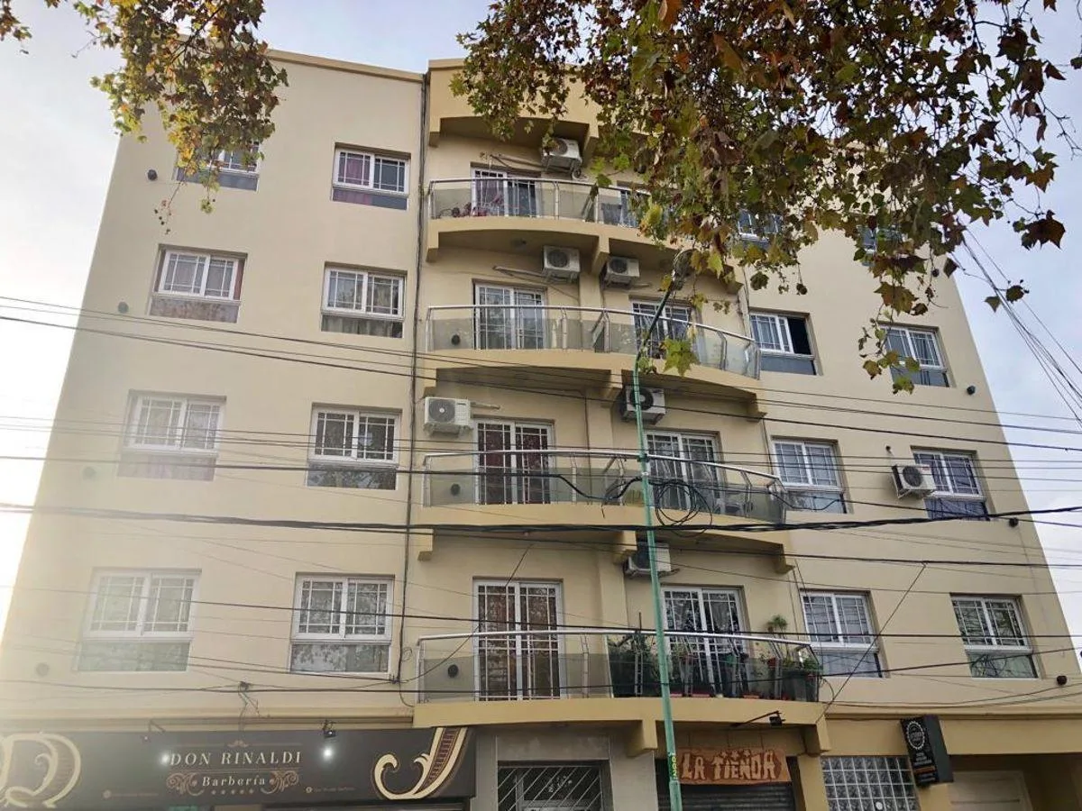 Apartamento térreo de três ambientes em Merlo