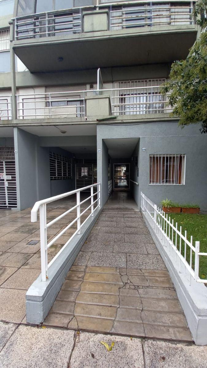 Departamento de 2 ambientes con balcón y cochera fija cubierta en Almagro