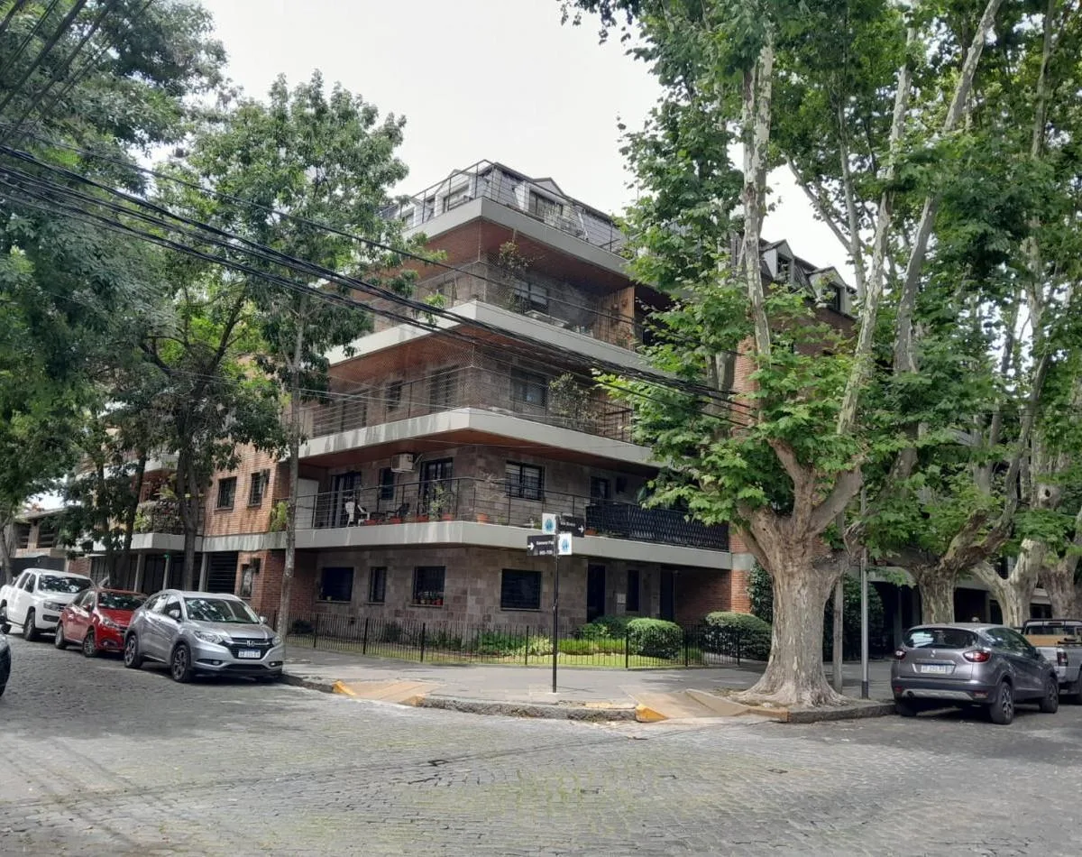 Monoambiente con balcón y cochera en San Isidro