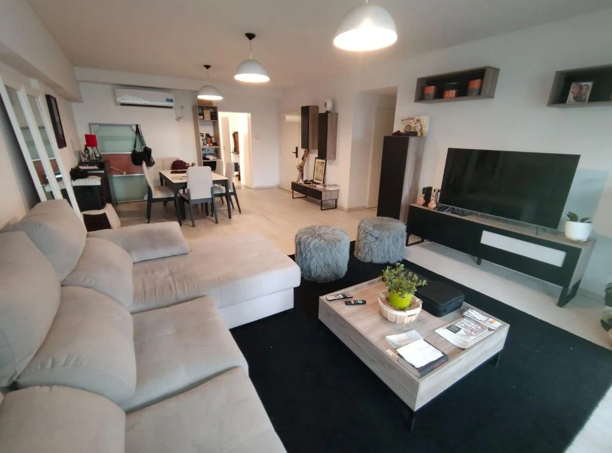 Apartamento de quatro dormitórios com dependência e vaga dupla em Flores