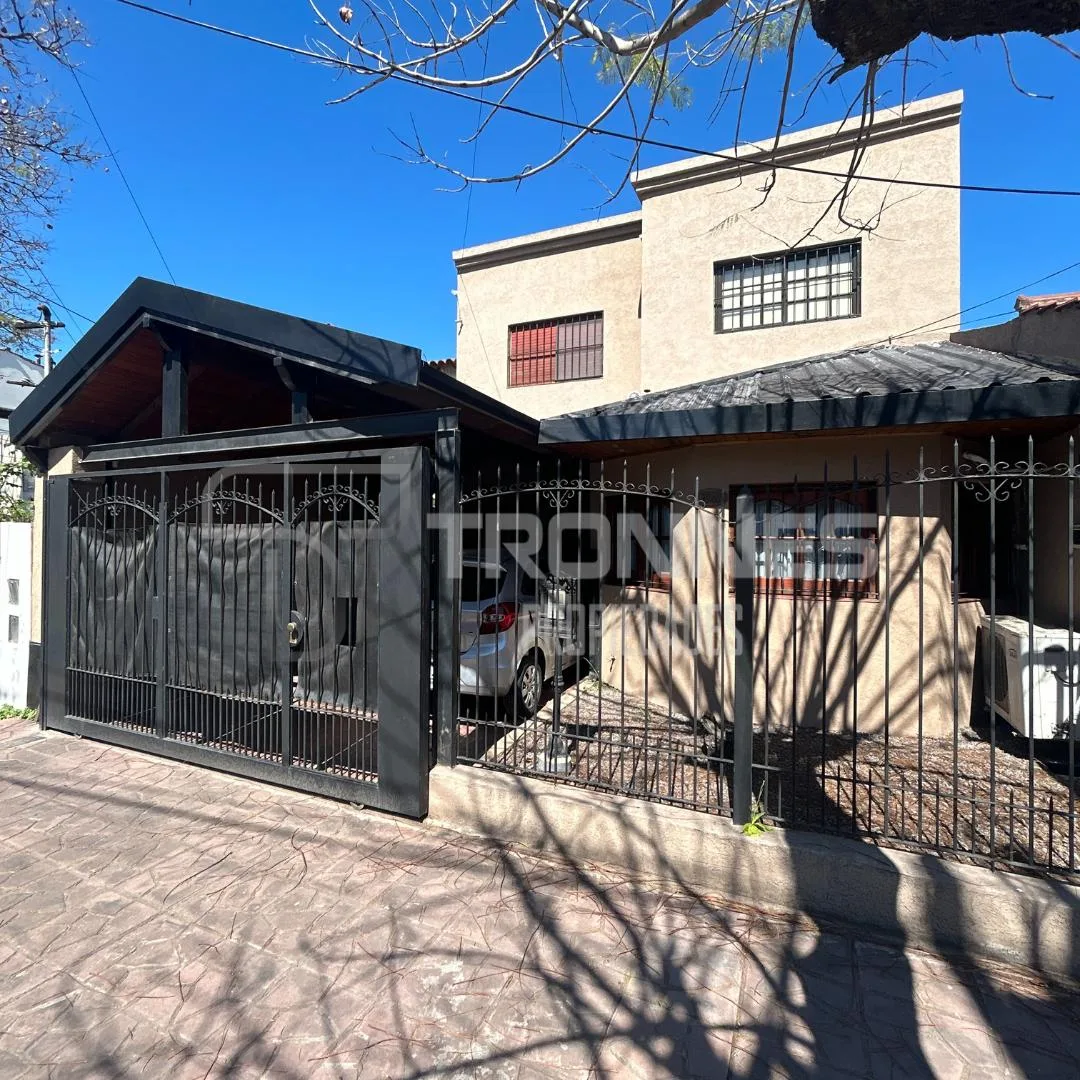 Casa com 5 dormitórios com jardim, piscina, área de churrasco e garagem em Banfield