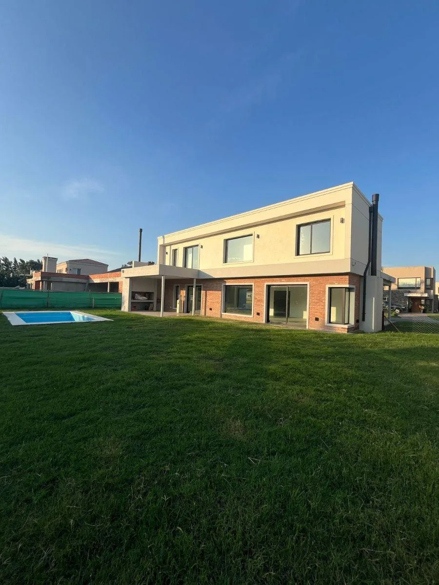 Casa a estrenar con 4 dormitorios en El Rebenque Canning