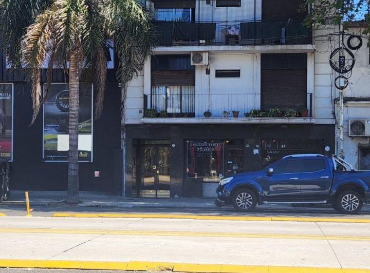 Apartamento de três ambientes com varanda nos fundos em Villa General Mitre