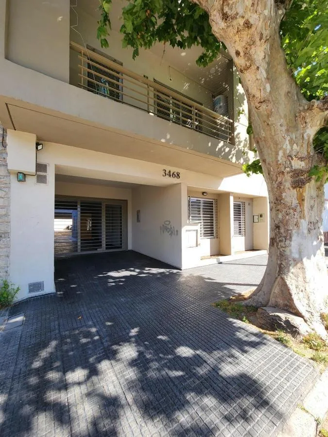 Apartamento de 2 ambientes com vaga de garagem na altura térrea em Lanús