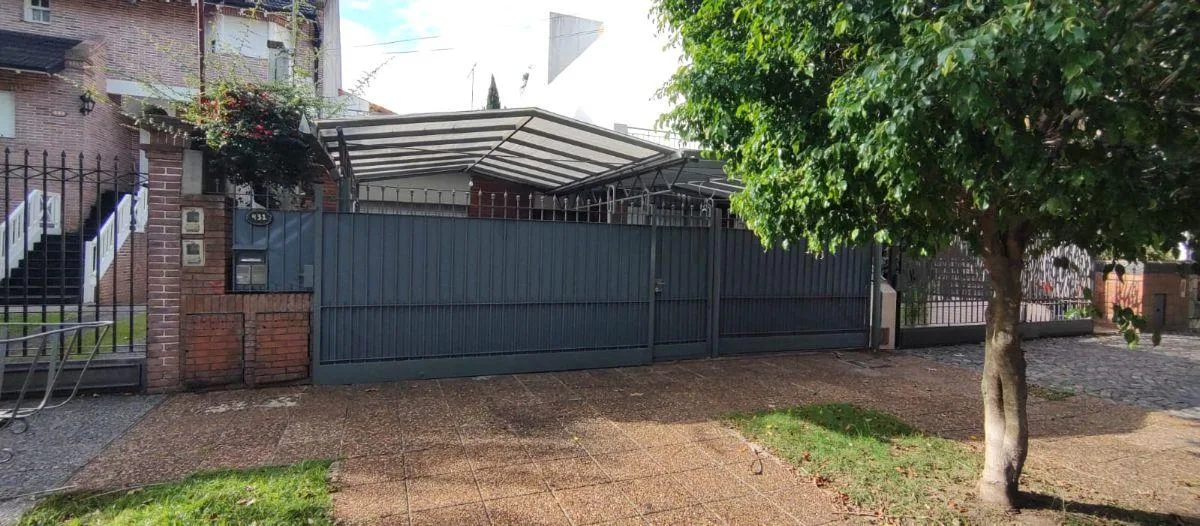 One-bedroom PH apartment with car entrance in Banfield