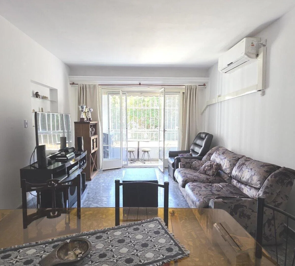 Departamento de 3 ambientes con balcón corrido en Flores