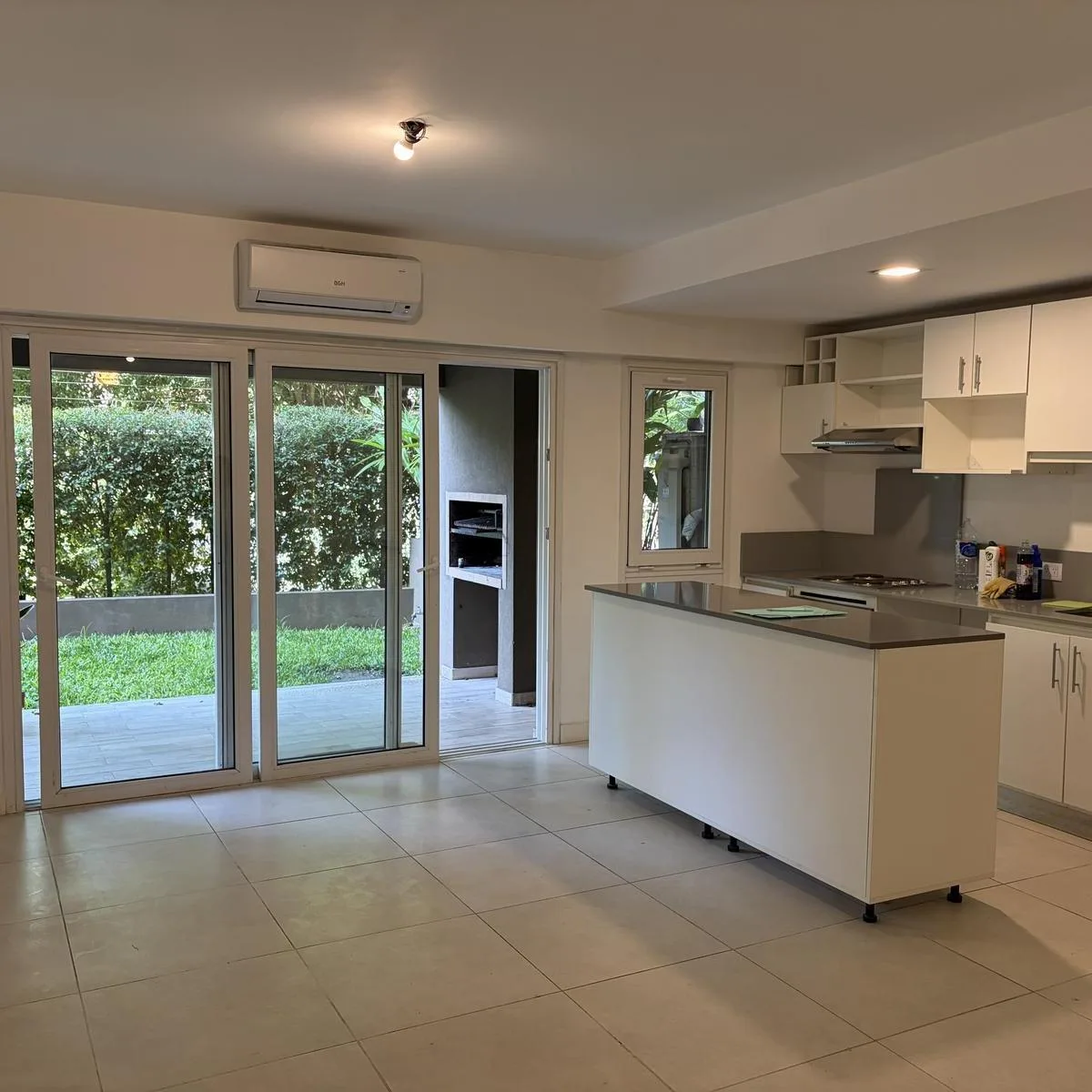 Lindisimo Departamento con Jardin de 2 Ambientes en Pasionaria Martínez