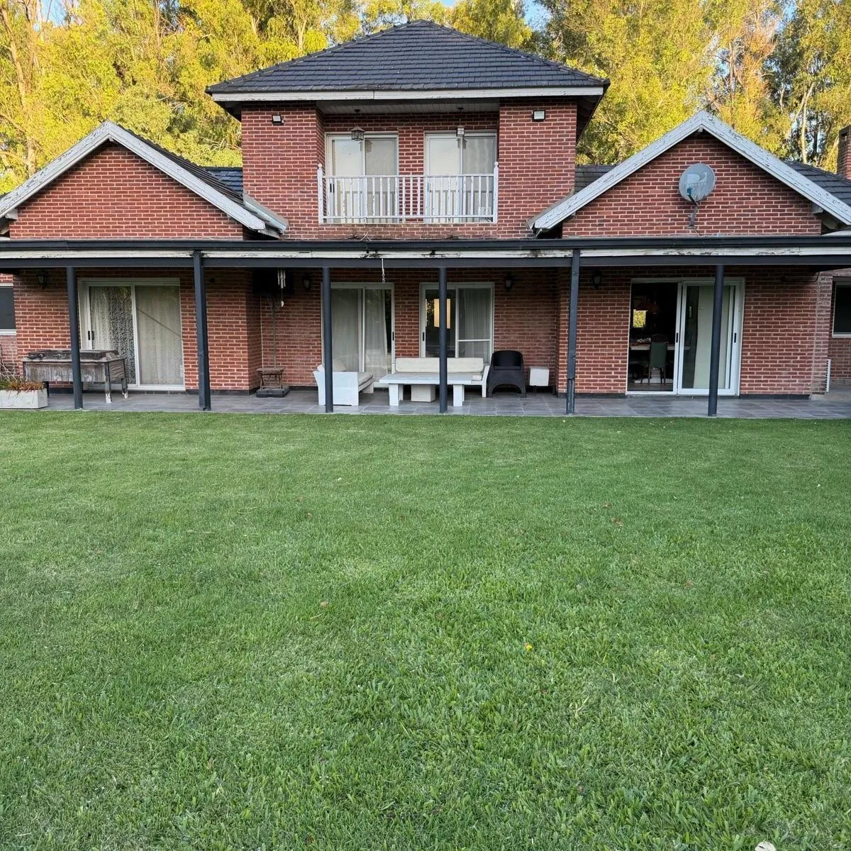 Furnished four-bedroom house in La Plata