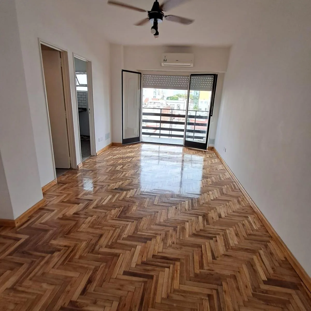 Kitnet de frente com varanda em Villa Crespo