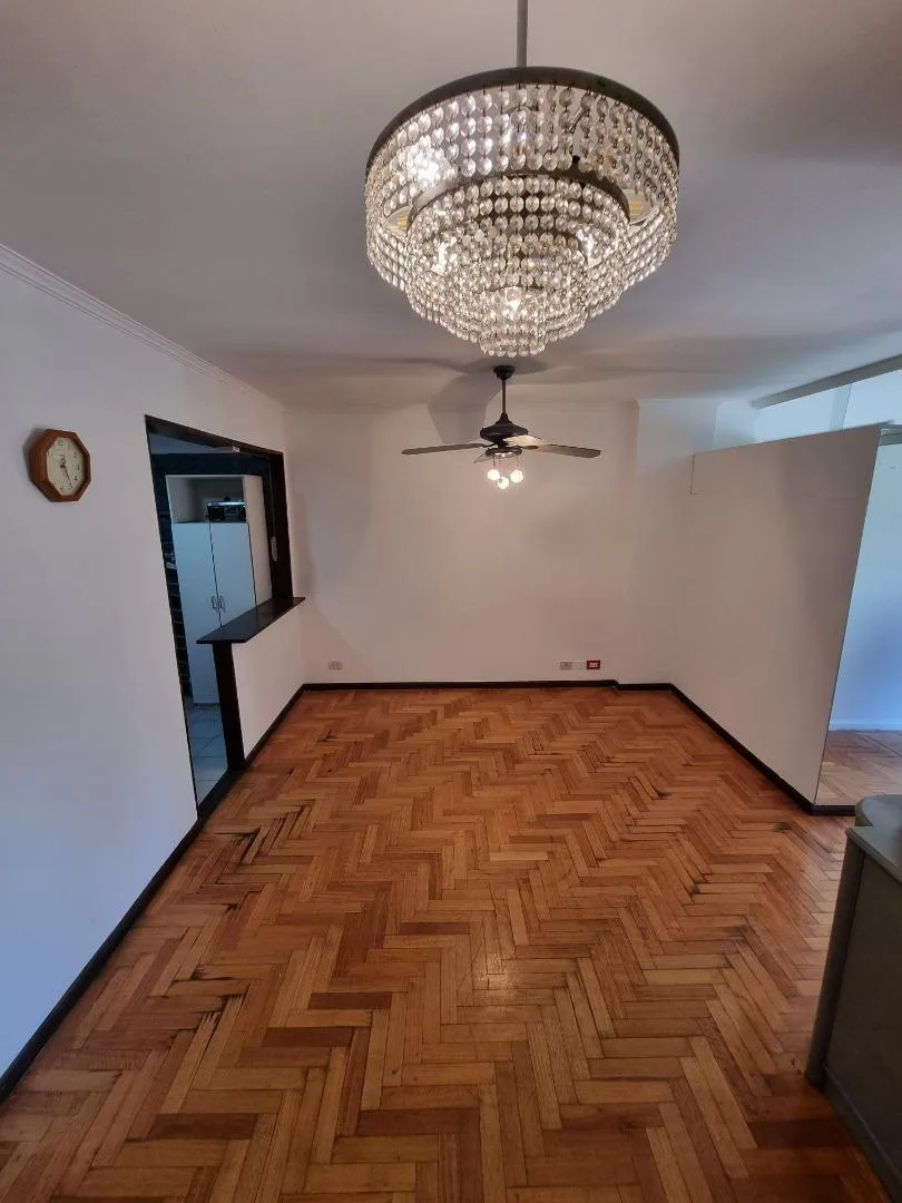 Apartamento de dois ambientes com varanda e vaga em Almagro