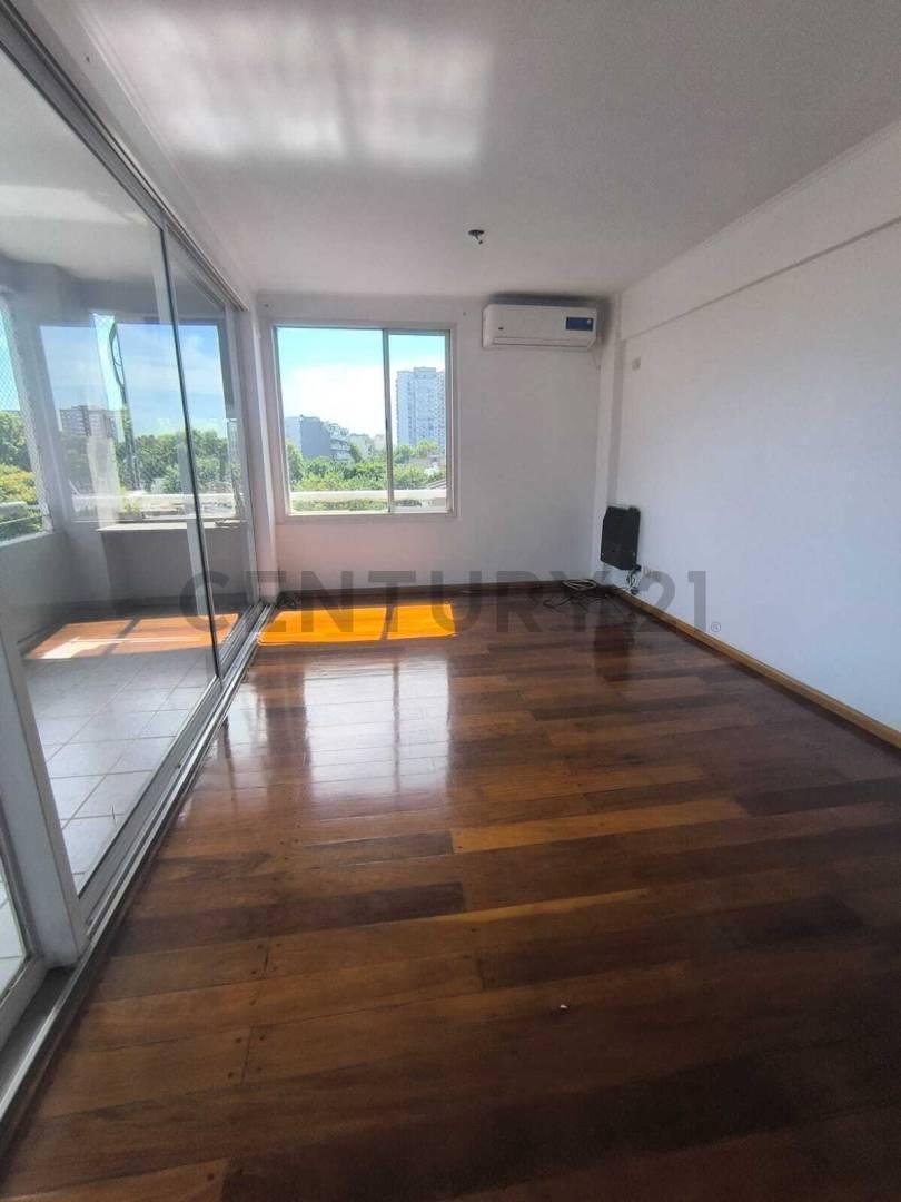 Apartamento de três ambientes com varanda e amenities em Villa General Mitre