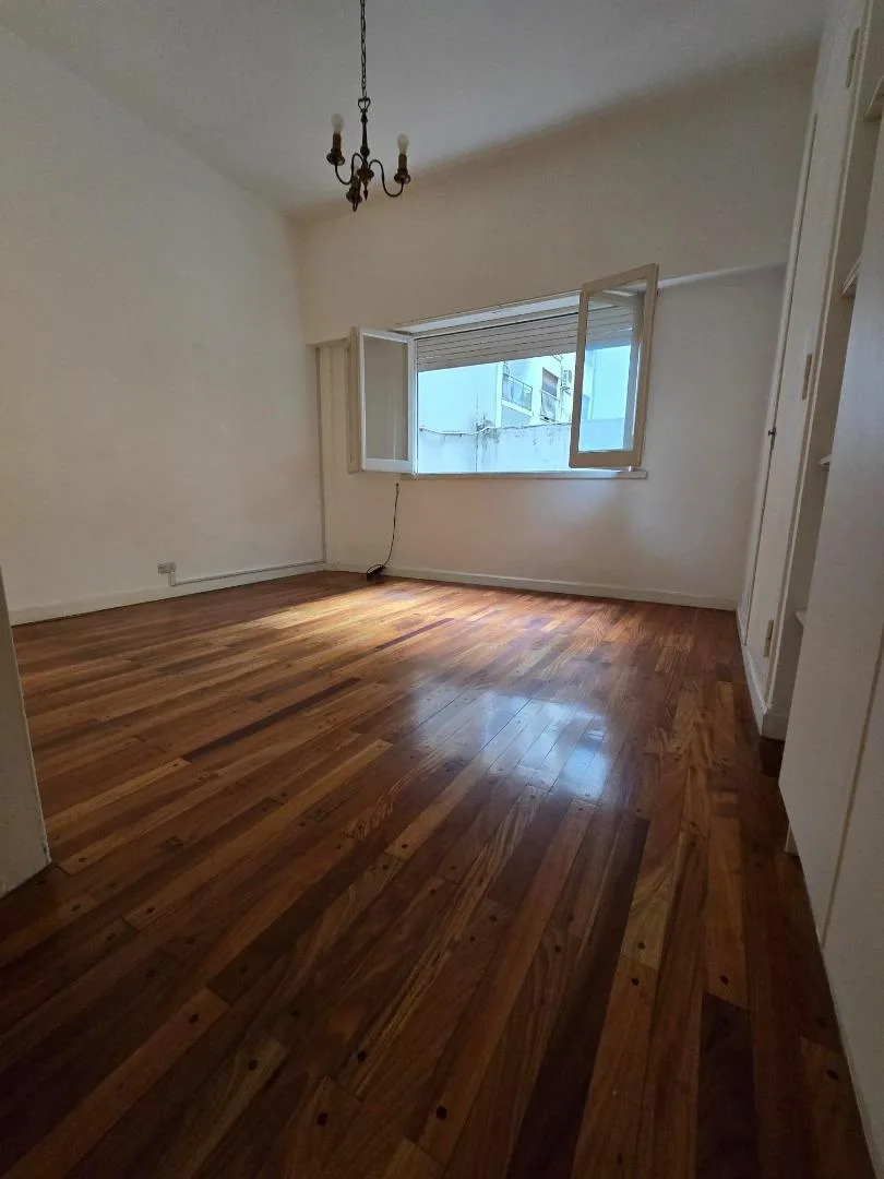 Kitnet em Palermo com cozinha separada e vista para o pátio