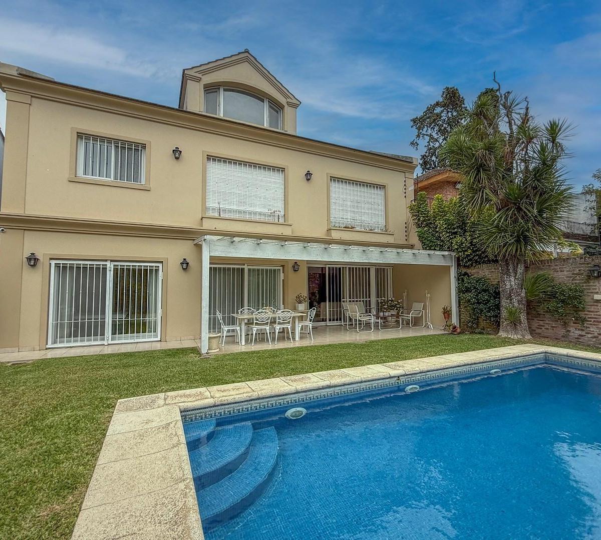 Four-bedroom house with two-suite layout in Martínez