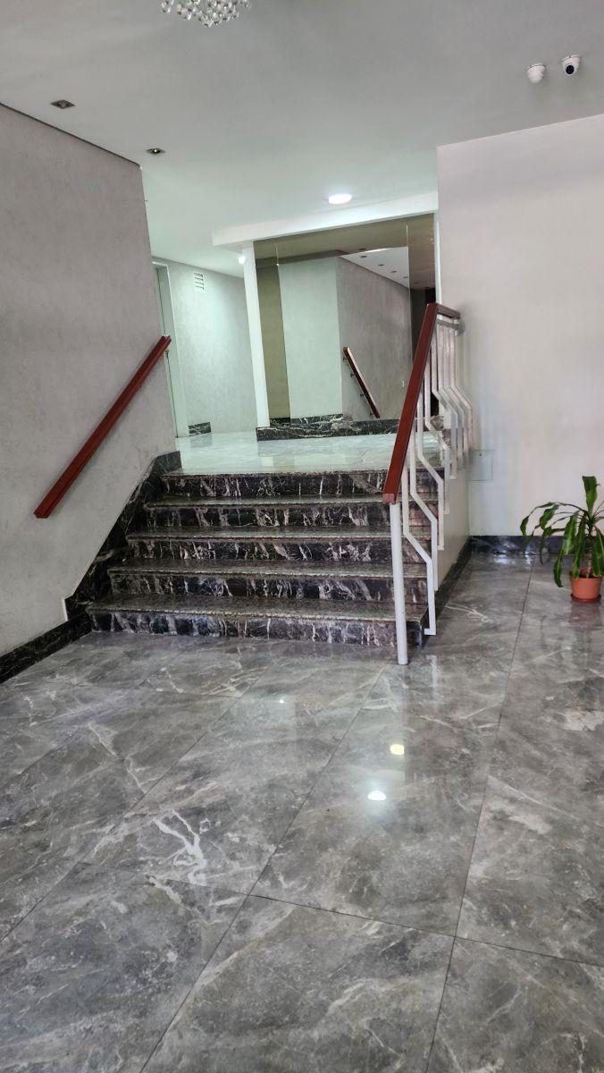 Kitnet de frente com varanda em Caballito