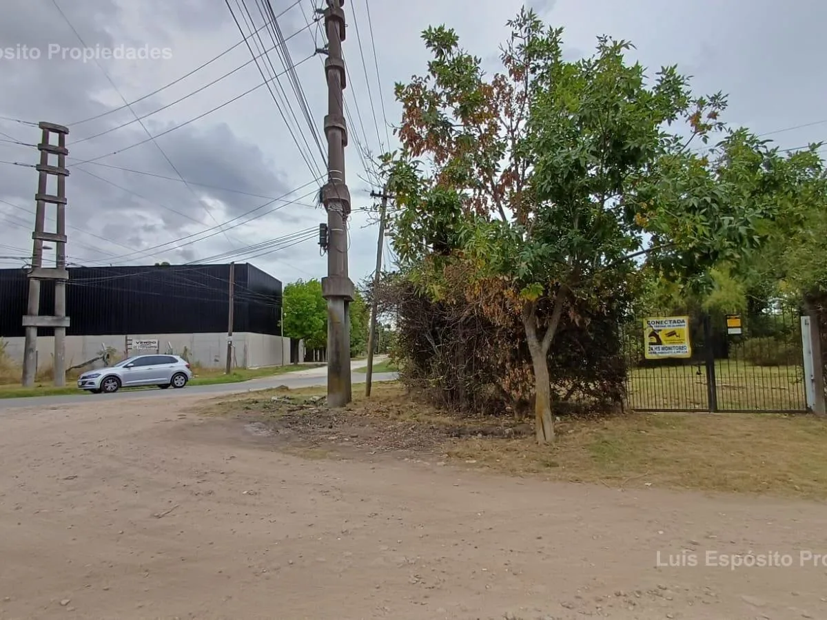 Terreno Comercial con Casa y Servicios
