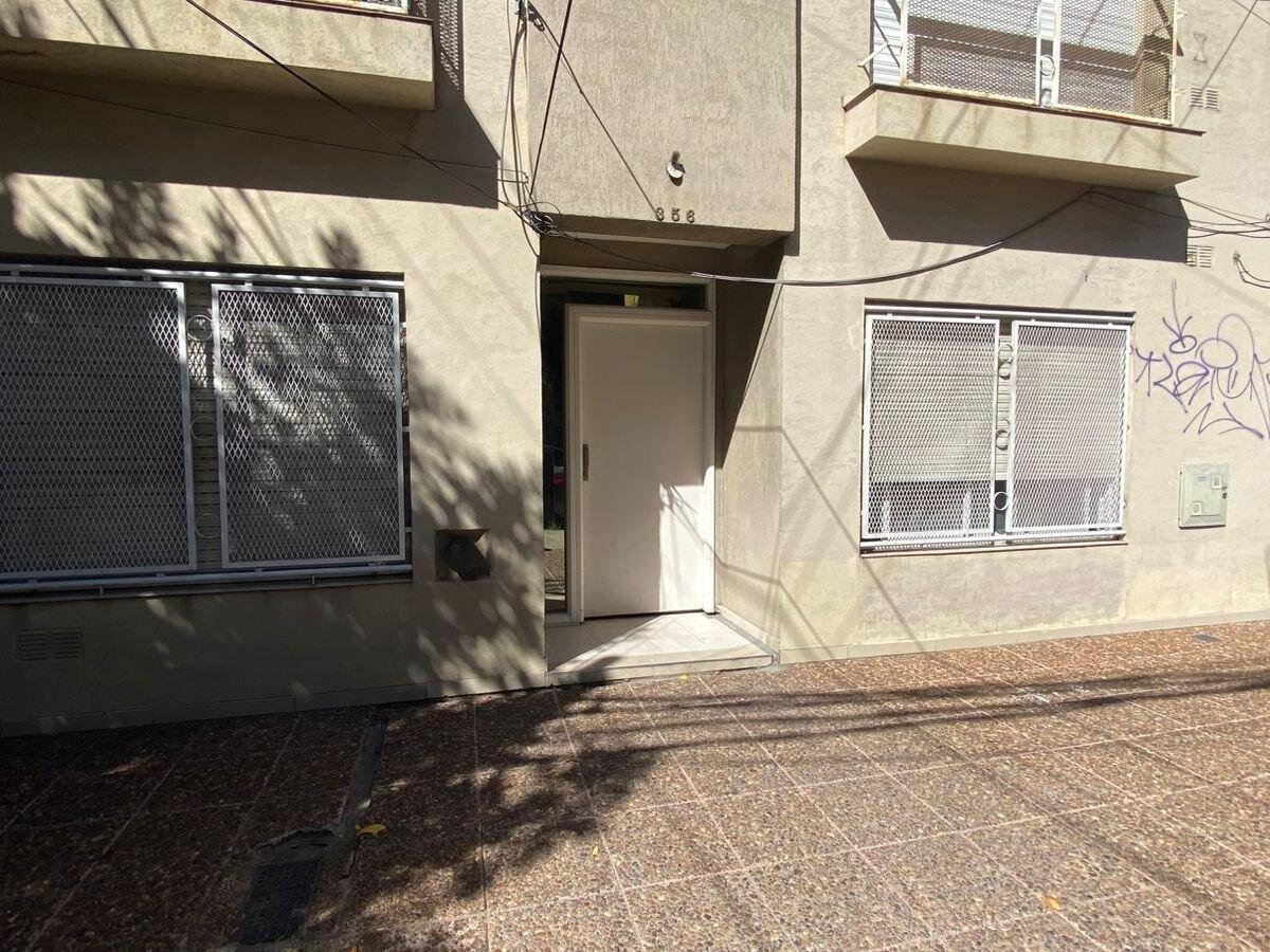 Kitnet com pátio em Morón